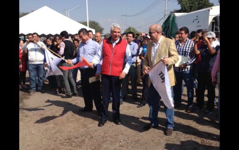 El secretario de Infraestructura y Obra Pública, Roberto Dávalos López e Ismael del Toro dan banderazo inicial a las obras. TWITTER / @SIOPJal