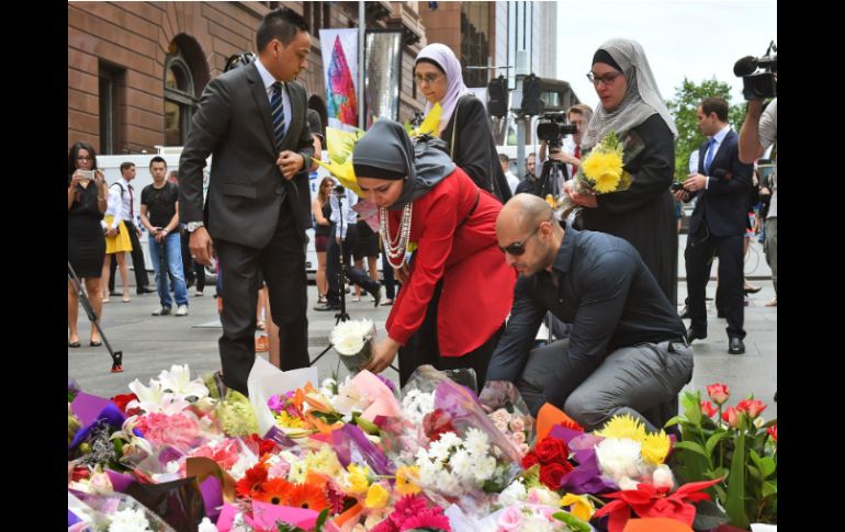 La calle peatonal de Martin Place, donde sucedió el ataque, se llena de ofrendas florales. AFP / W. West