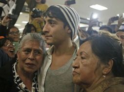 El joven fue recibido en medio de gritos de '¡No estás solo!' y '¡Todos somos Ayotzinapa!'. SUN / Y. Xolalpa