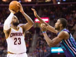 LeBron James logró finiquitar el juego con sus tiros de media distancia. AFP / J. Miller