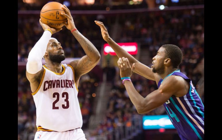 LeBron James logró finiquitar el juego con sus tiros de media distancia. AFP / J. Miller