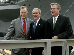 El ex gobernador de Florida Jeb Bush (d), hijo y hermano de dos ex presidentes de Estados Unidos, su padre (i) y hermano (c). EFE / M. Cavanaugh