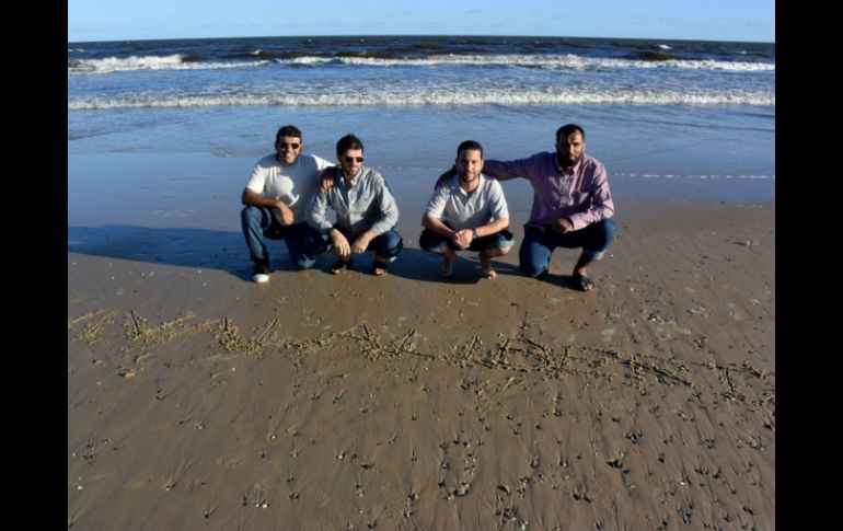 Escriben ‘Viva la libertad’, en la arena de la playa. AFP / P. Porciuncula