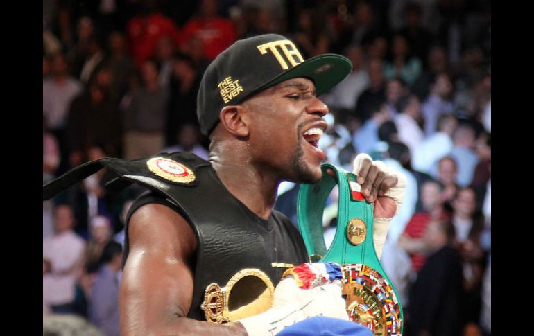 Floyd Mayweather Junior  es monarca welter y superwelter del CMB. AFP / ARCHIVO