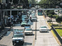 FLAGRANCIA. Un auto circula por el carril exclusivo para el Macrobús cerca del Mercado San Juan de Dios. EL INFORMADOR / A. García