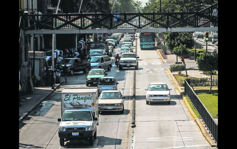 FLAGRANCIA. Un auto circula por el carril exclusivo para el Macrobús cerca del Mercado San Juan de Dios. EL INFORMADOR / A. García