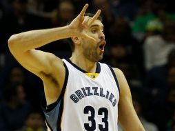 Marc Gasol de Grizzlies hace señas a sus compañeros ante Warriors en el FedExForum de Memphis, Tennessee. EFE / M. Brown