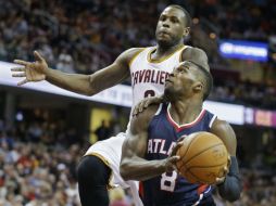 Shelvin Mack (con el balón) fue la estrella de Atlanta al conseguir frente a los Cavs la mayor cantidad de puntos en su corta carrera. AP / M. Duncan