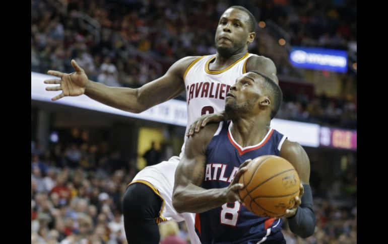 Shelvin Mack (con el balón) fue la estrella de Atlanta al conseguir frente a los Cavs la mayor cantidad de puntos en su corta carrera. AP / M. Duncan