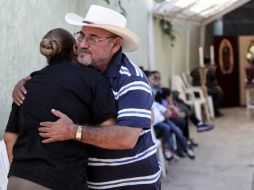 Hipólito y su familia velan a su hijo, Manuel Mora fallecido en tiroteo. SUN / J. Serratos