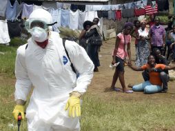 Científicos están desarrollando vacunas contra el ébola, después de que ha provocado más de 18 mil casos en África. AFP / P. Guyot