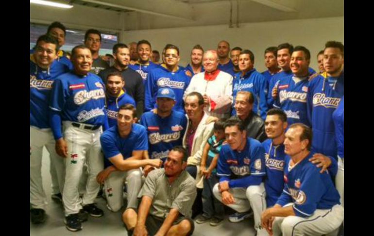 La bendición se realizó previo al tercer encuentro entre Charros y Naranjeros de Hermosillo. TWITTER / @charrosbeisbol