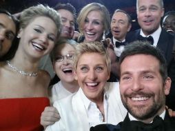 Durante los Oscar, Ellen Degeneres se tomó una selfie con varias súper estrellas haciendo que  Twitter se cayera por 20 minutos. TWITTER / @TheEllenShow