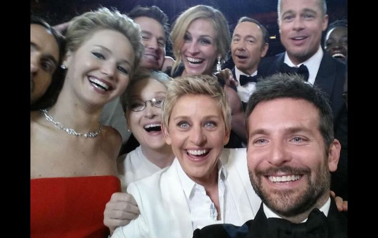 Durante los Oscar, Ellen Degeneres se tomó una selfie con varias súper estrellas haciendo que  Twitter se cayera por 20 minutos. TWITTER / @TheEllenShow