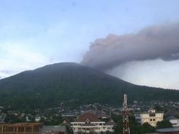 El Gamalama arroja al aire largas columnas de ceniza incandescente y humo. AFP / A. Aulia