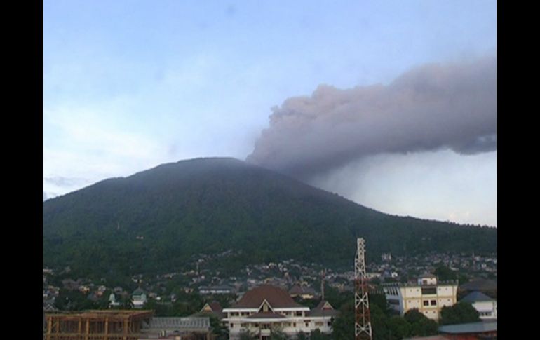 El Gamalama arroja al aire largas columnas de ceniza incandescente y humo. AFP / A. Aulia