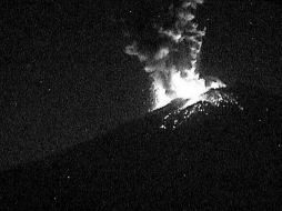 Imagen del momento exacto de la explosión del volcán Popocatépetl. TWITTER / @LUISFELIPE_P