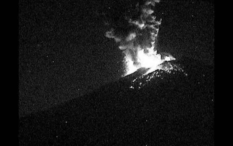 Imagen del momento exacto de la explosión del volcán Popocatépetl. TWITTER / @LUISFELIPE_P