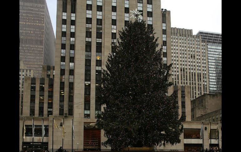 El árbol está acompañado de una pista de hielo y varias esculturas alusivas a la Navidad. AFP /