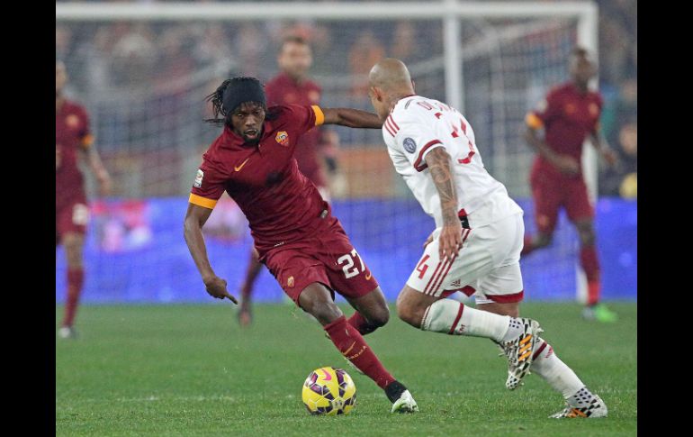 En el tiempo adicional, el marfileño Gervinho tejió una jugada que impactó en el arquero milanista. EFE / A. Di Meo