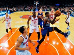 Eric Bledsoe de los Suns de Phoenix intenta pasar ante la marca de Travis Wear. AFP / A. Goodlett