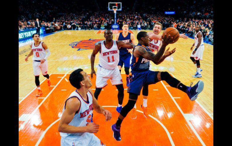 Eric Bledsoe de los Suns de Phoenix intenta pasar ante la marca de Travis Wear. AFP / A. Goodlett