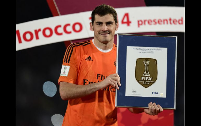 Casillas muestra el sello que el Real Madrid portará oficialmente durante todo el 2015 que lo acredita como Campeón del Mundo en 2014. AFP / J. Soriano