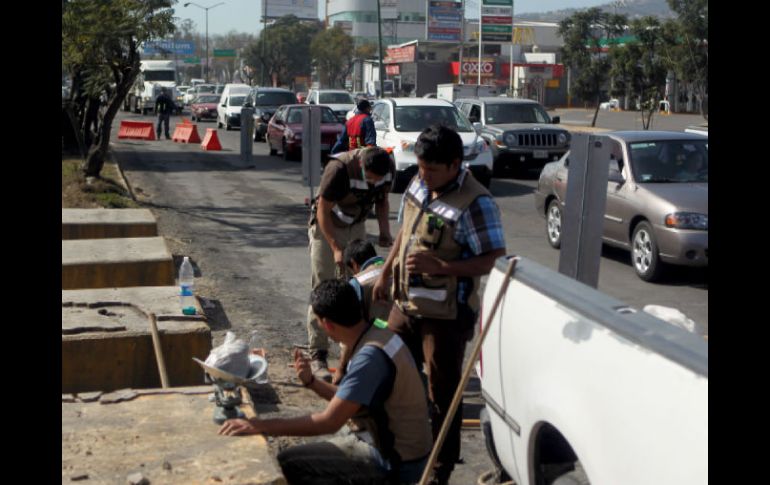 El cierre de dos carriles por media hora causó largas filas de automóviles por López Mateos hasta Lázaro Cárdenas, y Periférico. EL INFORMADOR / A. Hinojosa