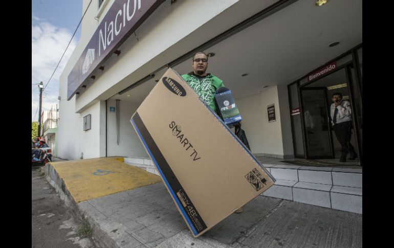 Cliente del Monte de Piedad que acudió a recuperar sus bienes. EL INFORMADOR / A. Hernández