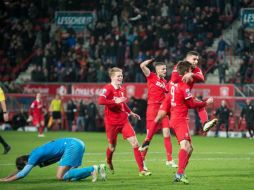 El delantero mexicano, pese a no marcar, asiste en una jugada que terminaría en gol al danés Andreas Bjelland. TWITTER / @fctwente