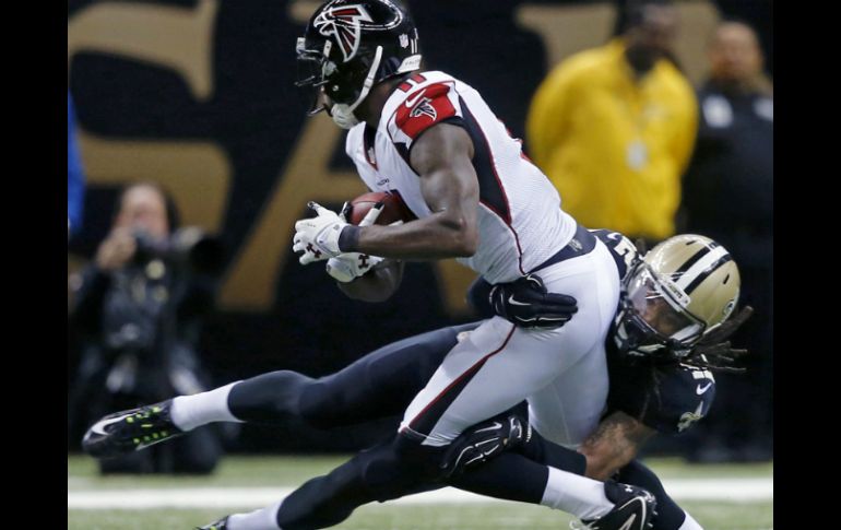 Julio Jones regresa tras recuperarse de una lesión en la cadera y atrapa siete pases para 107 yardas. AP / B. Haber