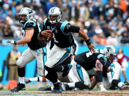 Cam Newton lanza para 201 yardas, incluyendo un pase de anotación,  apenas 12 días después de fracturarse la espalda en un accidente. AFP / S. Lecka