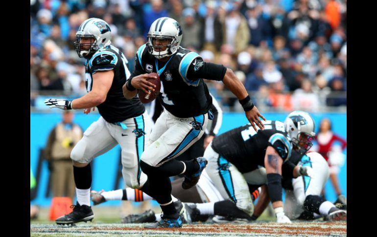 Cam Newton lanza para 201 yardas, incluyendo un pase de anotación,  apenas 12 días después de fracturarse la espalda en un accidente. AFP / S. Lecka