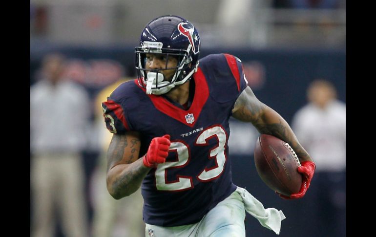 El corredor Arian Foster de los Texanos de Houston lanzó un pase que ayudó a colocar el marcador en 16-0 en el segundo cuarto. AFP / B. Levey