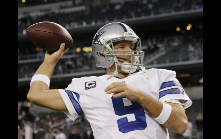 Tony Romo lanza cuatro pases de anotación y rompe el récord de la franquicia que estaba en poder de Troy Aikman. AP / B. Wade