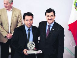 Los académicos Gerardo Ramos Larios y Luis Javier Plata obtienen el premio en la categoría de Divulgación. ESPECIAL / udeg.mx