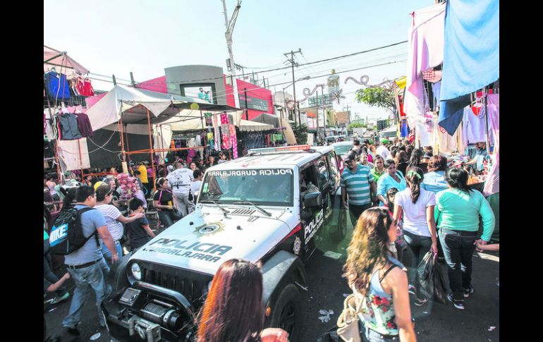 Desde las 13:00 horas de ayer, se restringió el paso de automóviles en la calle Obregón y Medrano EL INFORMADOR / A. Hernández