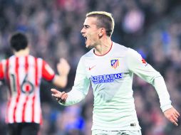 Se destapa. Antoine Griezmann celebra uno de sus tres goles ante el Athletic de Bilbao. AP / A. Barrientos