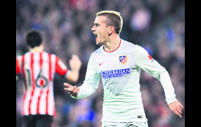 Se destapa. Antoine Griezmann celebra uno de sus tres goles ante el Athletic de Bilbao. AP / A. Barrientos