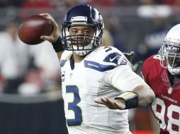 El mariscal del campo de los Halcones Marinos, Russell Wilson, completó 20 de los 31 pases en el partido. AP / D. Franklin