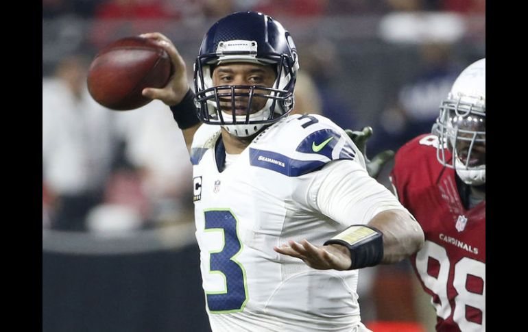 El mariscal del campo de los Halcones Marinos, Russell Wilson, completó 20 de los 31 pases en el partido. AP / D. Franklin