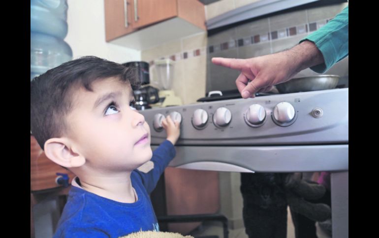 Alerta. Recomiendan no colocar ollas o recipientes al alcance de los niños, así como darles la indicación de no acercarse a estufas. ESPECIAL /