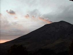 Imagen de la Cenapred que muestra una columna de vapor y ceniza en el Popocatépetl al amanecer. TWITTER / ‏@LUISFELIPE_P