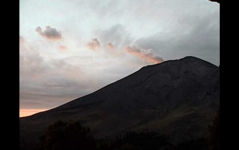 Imagen de la Cenapred que muestra una columna de vapor y ceniza en el Popocatépetl al amanecer. TWITTER / ‏@LUISFELIPE_P