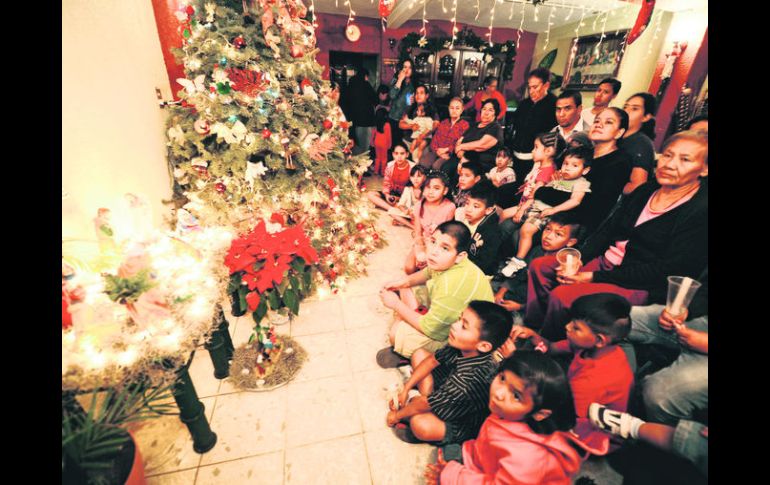 Peregrinos. Vecinos de todos tamaños y edades, durante la posada, en la Colonia Progreso. EL INFORMADOR / J. Mendoza