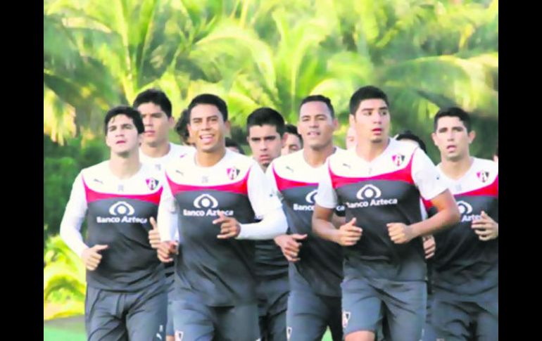 Juan Carlos 'el Negro' Medina al frente del grupo que trota en las instalaciones del Hotel Isla Navidad. ESPECIAL / ATLAS