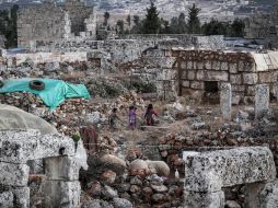 Niños caminan entre las ruinas romanas que los desplazados utilizan como refugio. AP / ARCHIVO