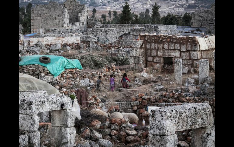 Niños caminan entre las ruinas romanas que los desplazados utilizan como refugio. AP / ARCHIVO