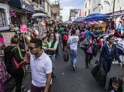 Las personas buscan de último minuto los regalos navideños y el tianguis se ve lleno. EL INFORMADOR / A. Hernández