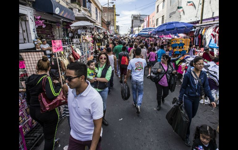 Las personas buscan de último minuto los regalos navideños y el tianguis se ve lleno. EL INFORMADOR / A. Hernández